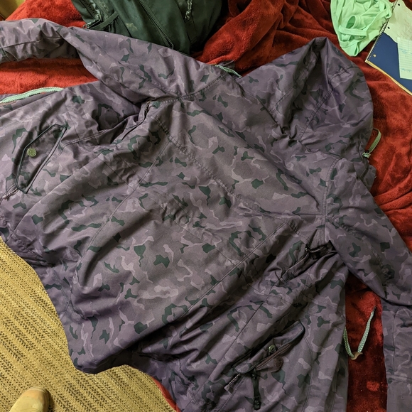 Obermeyer women's Celestia insulated magnetic camo ski jacket - Picture 4 of 6